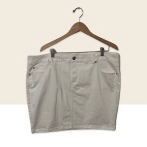 Torrid White denim Mini skirt with pockets size 20, never been worn